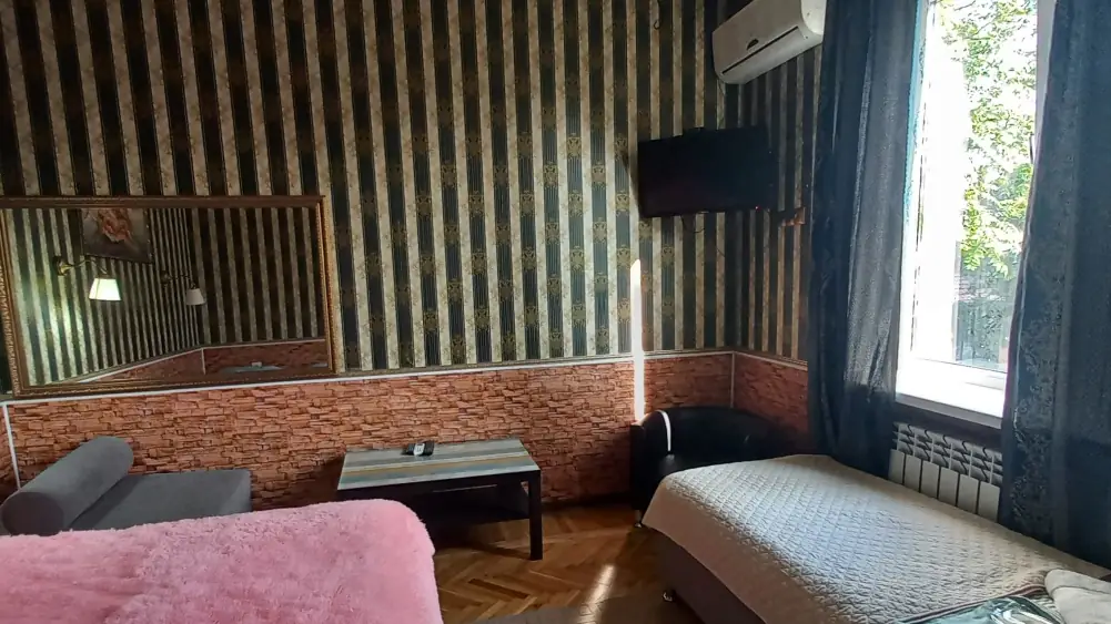 Номер с двумя кроватями и телевизором